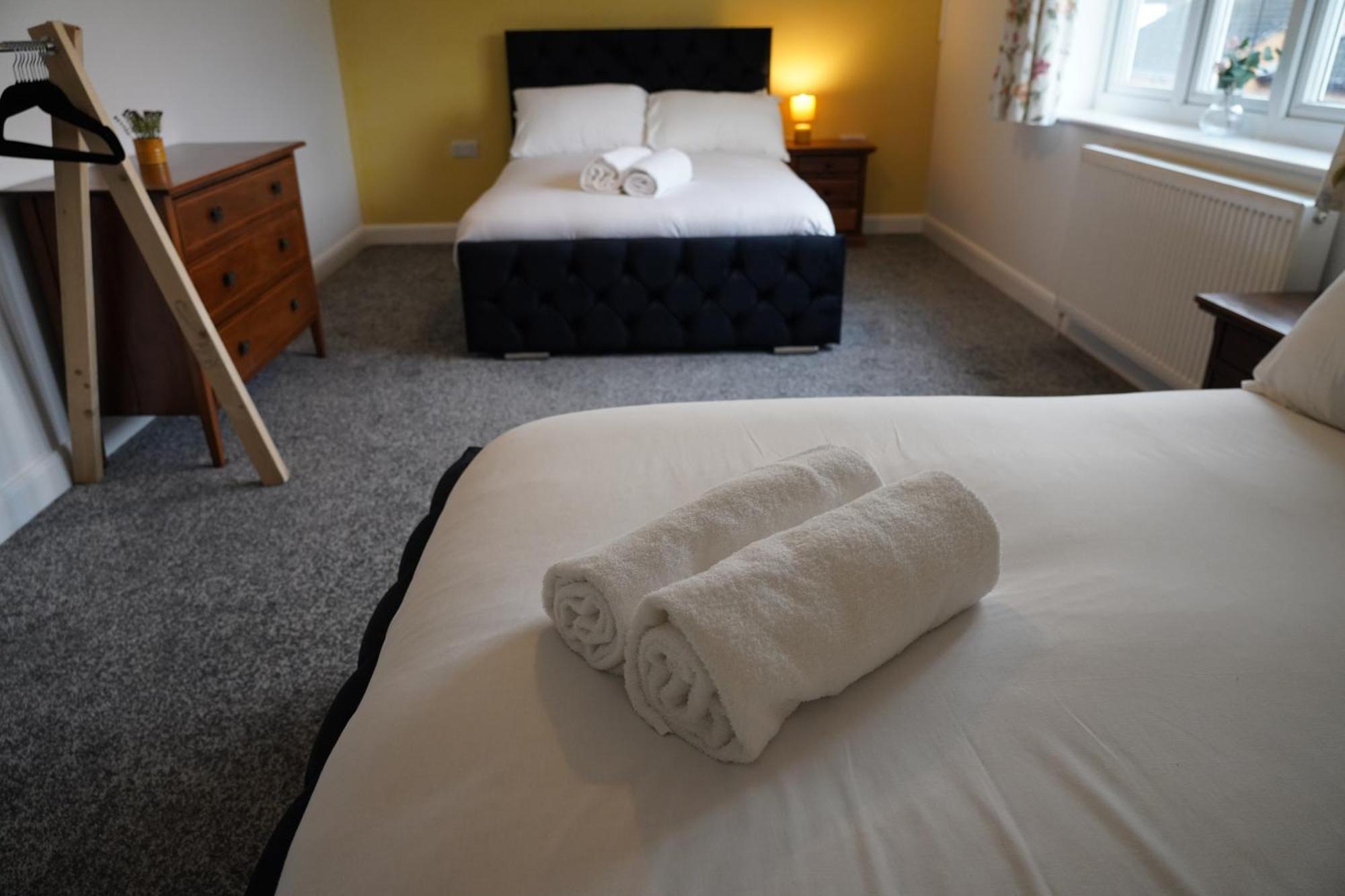8 Double Beds In A 5 Bedroom House, Pets Welcome Epworth エクステリア 写真
