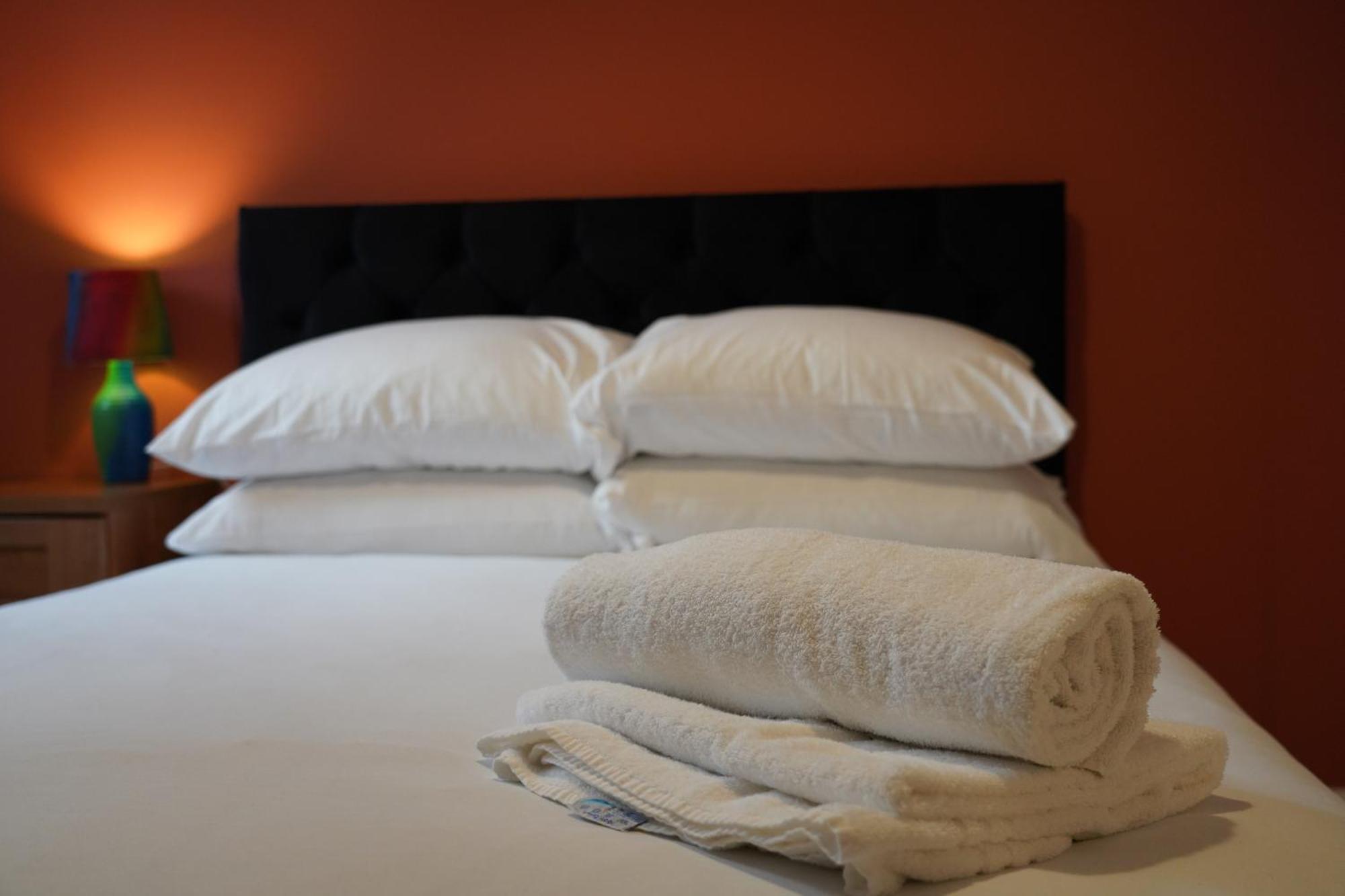 8 Double Beds In A 5 Bedroom House, Pets Welcome Epworth エクステリア 写真